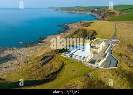 Vista aerea dal drone del faro di Killantringan vicino a Portpatrick sulla Southern Upland Way a Dumfries e Galloway, Scozia, Regno Unito Foto Stock