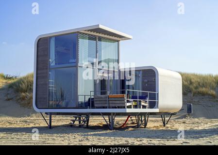 Piccola casa / casa sulla spiaggia in affitto sulla spiaggia di sabbia lungo la costa del Mare del Nord a Nieuwvliet, Zeeland, Paesi Bassi Foto Stock