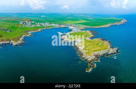 Vista aerea dal drone del faro di Isle Head e del villaggio di Isle of Whithorn a Dumfries e Galloway, Scozia, Regno Unito Foto Stock