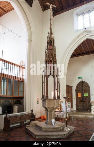 La copertura perpendicolare font nella chiesa di St James, Castello Acre, Norfolk. Foto Stock