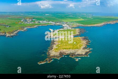 Vista aerea dal drone del faro di Isle Head e del villaggio di Isle of Whithorn a Dumfries e Galloway, Scozia, Regno Unito Foto Stock