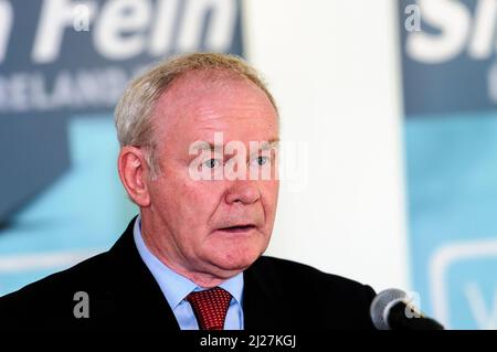 03/06/2016, Belfast, Irlanda del Nord. Il vice primo ministro Martin McGuinness MLA dice agli elettori che l'Irlanda del Nord, e il Regno Unito nel suo complesso, sono meglio all'interno dell'Unione europea. Si tratta di un referendum che si terrà il 23rd giugno a livello britannico sulla permanenza nell'UE. Foto Stock