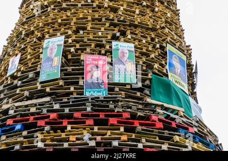 11/07/2014, Newtownabbey, Irlanda del Nord. I falò sono pronti per bruciare per le celebrazioni del 11th luglio, molti dei quali sono adornati con manifesti elettorali di politici odiati, o grandi striscioni con messaggi politici. Foto Stock