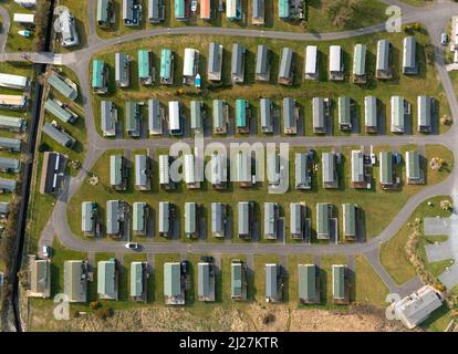 Vista aerea dal drone di roulotte statiche e case vacanze al Sands of luce Holiday Park a Dumfries e Galloway, Scozia, Regno Unito Foto Stock