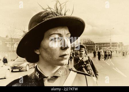 27/03/2016, Belfast, Irlanda del Nord. Una donna vestita in uniforme irlandese Citizen Army dal 1916 partecipa alla cerimonia del centenario della rivolta di Pasqua. Foto Stock