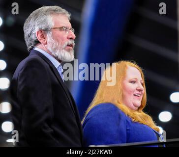 03/03/2017, Belfast Irlanda del Nord. Gerry Adams (Sinn Fein) e Naomi Long (Alleanza) attendono con espettorato i risultati delle elezioni dell'Assemblea dell'Irlanda del Nord. Foto Stock