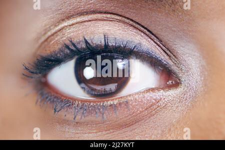 Vieni a dare un'occhiata più da vicino. Primo piano beauty shot di un occhio femminile giovane. Foto Stock