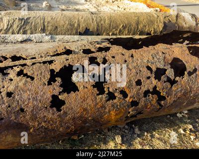 Marciarsi attraverso il tubo di metallo del sistema di approvvigionamento di acqua Foto Stock
