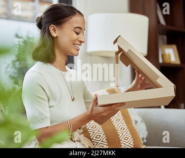 Finalmente la cena è pronta. Shot di una giovane donna in procinto di mangiare il suo cibo di consegna. Foto Stock