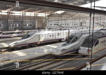 AVE treni ad alta velocità gestiti da Renfe alla stazione ferroviaria Maria Zambrano a Malaga in Spagna. Foto Stock