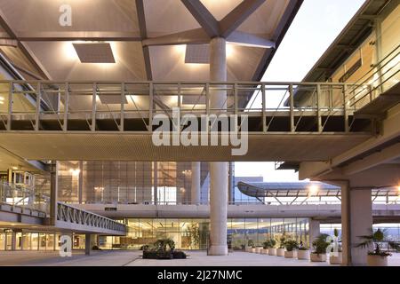 Aeroporto Costa del Sol, passaggi sopraelevati e moderno edificio in vetro del Terminal T3 al tramonto a Malaga Andalusia Spagna. Foto Stock