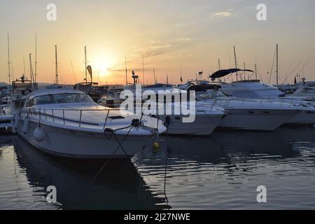 Barche in porto all'alba a Puerto Banus, resort di lusso situato nel sud-ovest di Marbella in Andalusia Spagna. Foto Stock