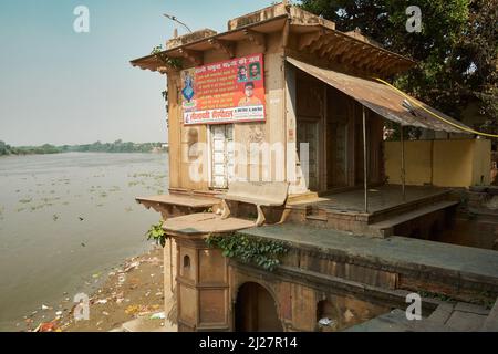 Un pomeriggio di sonno al Kailash Mandir Ghat ad Agra. Il poster è dell'Ospedale Lilavati di Agra. Foto Stock