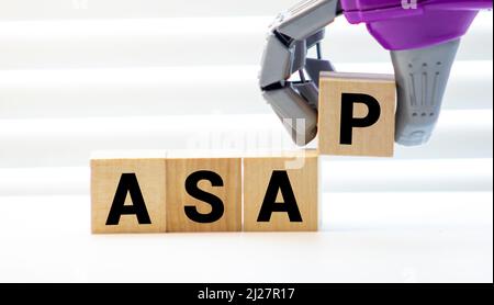 Parola ASAP fatta con blocchi di costruzione isolati su bianco. Foto Stock