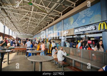 I viaggiatori possono gustare un boccone veloce insieme a tè e caffè alla fermata Mumbai - Pune Expressway. Foto Stock