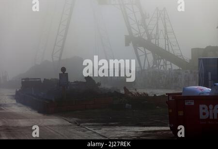 Ritirata auto da 43053 43070 43079 treni ad alta velocità nella nebbia di Sims Metals, Newport banks, South Wales in attesa di essere tagliata per rottami Foto Stock