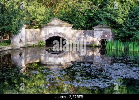 Ponte alla fine di un canale in Prior Park a Bath Somerset - una caratteristica attraente acqua di questi giardini paesaggistici del 18th ° secolo Foto Stock