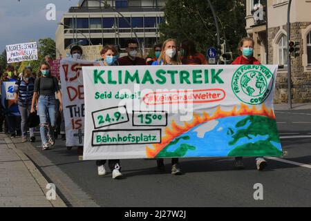 Coburg, Germania. 24th Set 2016. I manifestanti si sono impegnati con un enorme banner che esprime la loro opinione, durante la manifestazione.Un venerdì per il futuro evento si è svolto a Coburg come parte dello sciopero mondiale del clima. I manifestanti hanno marciato dalla stazione ferroviaria principale a una piazza del centro città chiedendo misure più rapide e ulteriori contro i problemi del cambiamento climatico. (Credit Image: © Liam Cleary/SOPA Images via ZUMA Press Wire) Foto Stock