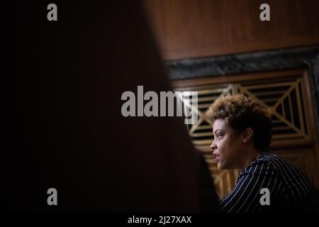 Washington, Stati Uniti. 30th Mar 2022. Il Direttore dell'Ufficio e della direzione e del bilancio Shalanda Young testimonia durante un'audizione del Comitato del bilancio del Senato sulla richiesta di bilancio del Presidente per l'anno fiscale 2023, presso il Campidoglio degli Stati Uniti a Washington, DC, mercoledì 30 marzo 2022. (Graeme Sloan/Sipa USA) Credit: Sipa USA/Alamy Live News Foto Stock