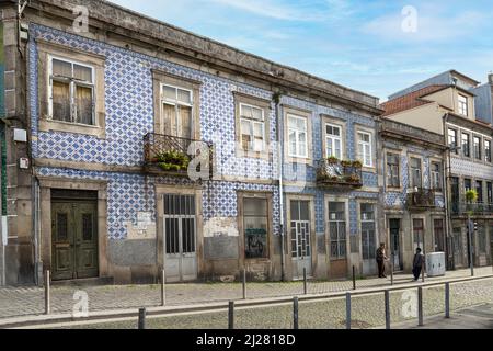 Porto, Portogallo. Marzo 2022. Vista delle caratteristiche case antiche con piastrelle decorative nel centro della città Foto Stock