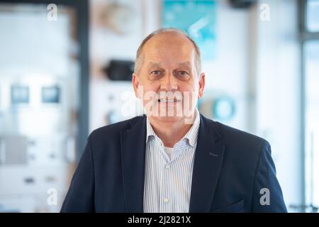 Magonza, Germania. 22nd Mar 2022. Frank Wissmann, presidente dell'Ufficio di Stato per l'ambiente, si trova in un laboratorio. Credit: Sebastian Gollnow/dpa/Alamy Live News Foto Stock