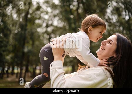 Madre e figlia si divertono insieme all'aperto nella natura. Foto Stock
