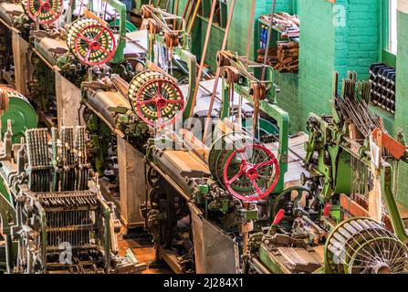 Lowell, USA - 26 settembre 2017: Visita del museo dell'industria dei mulini di cotone Boott a Lowell, USA. La sala macchine è identica alle condizioni di lavoro Foto Stock