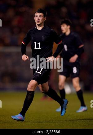 Lazar Samardzic in Germania durante la partita Under 20 Elite League al JobServe Community Stadium di Colchester. Data foto: Martedì 29 marzo 2022. Foto Stock