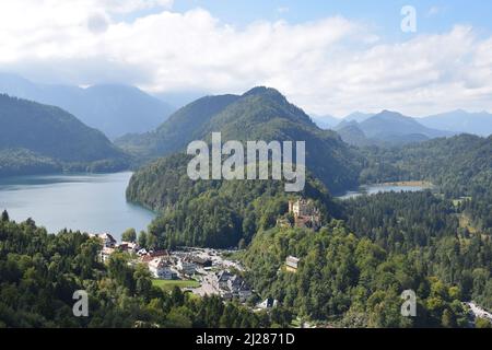 Vista panoramica dal castello di Neuschwanstein nella Baviera meridionale. Foresta, colline e laghi e il Castello Hohenschwangau all'orizzonte. Baviera, Germania Foto Stock