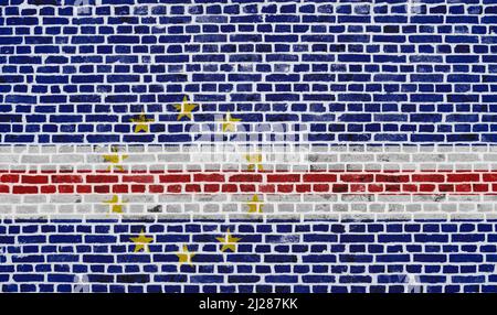 Primo piano su un muro di mattoni con la bandiera di Capo Verde dipinta su di esso. Foto Stock