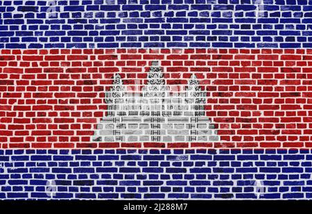Primo piano su un muro di mattoni con la bandiera della Cambogia dipinta su di esso. Foto Stock