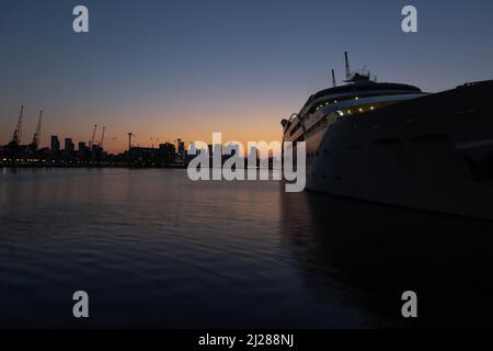 Royal Victoria Dock Landscape con Sunborn Luxury Hotel in vista Foto Stock