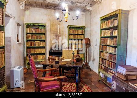 Carmel, USA - 15 marzo 2019: Biblioteca in Carmel Mission San Carlos Borromeo in Carmel, USA. Papa Paolo II stava adorando la Santa maria al Carmelo. Foto Stock