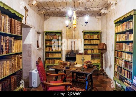 Carmel, USA - 15 marzo 2019: Biblioteca in Carmel Mission San Carlos Borromeo in Carmel, USA. Papa Paolo II stava adorando la Santa maria al Carmelo. Foto Stock