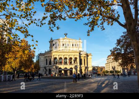 Francoforte, Germania - 21 novembre 2020: Facciata del teatro lirico „Alte Oper Frankfurt“ (vecchia opera) con iscrizione „dem wahren schönen guten“, tradurre Foto Stock