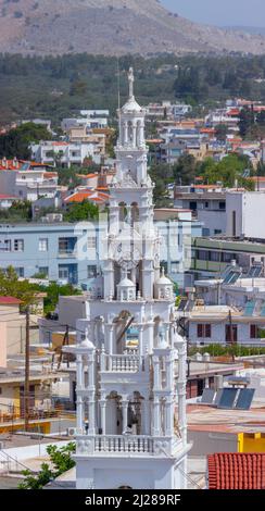Un'emozionante vista ravvicinata del campanile di una Chiesa dell'Arcangelo Michele. Archangelos, Rodi, Grecia. Tempo caldo soleggiato a metà luglio. Foto Stock
