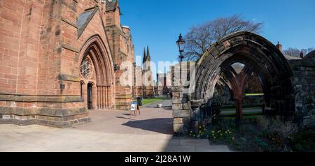 La cattedrale di Carlisle è la sede del Vescovo di Carlisle. Fondata come priorato ugustiano, divenne cattedrale nel 1133. Foto Stock