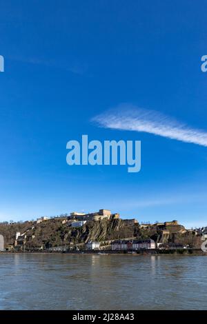 Coblenza, Germania - 14 febbraio 2021: Fortezza di Ehrenbreitstein a Coblenza, Germania sotto il cielo blu. Foto Stock