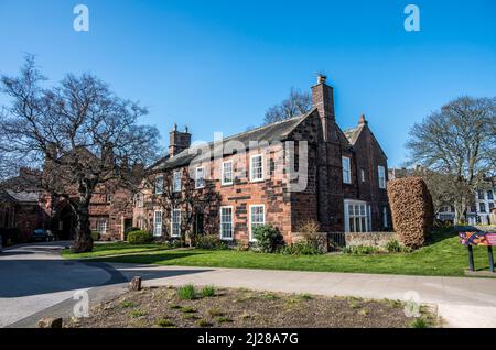 Carlisle Anglican Cathedral Grounds and Gardens with the Cathedral ALMS Houses Foto Stock