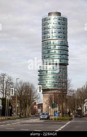 Bochum, Germania - 23 febbraio 2021: Skyscaper Exzenterhaus a Bochum. L'edificio degli uffici è stato costruito nel 2009-2013 sulla sommità di uno storico ai in cemento Foto Stock