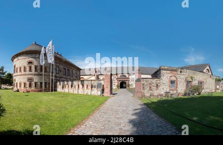 Mainz, Germania - 1 giugno 2013: Vista sul castello storico chiamato Reduit a Mainz sul fiume Reno. Foto Stock