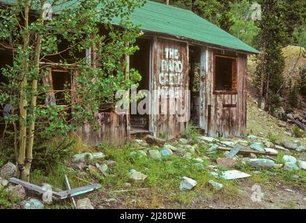 CO: Clear Creek County, Arapahoe National Forest, Bard Creek, disonested mining shack, originalmente dipinto di rosso con 'Bard Creek Mine' [Chiedi #138,037. Foto Stock