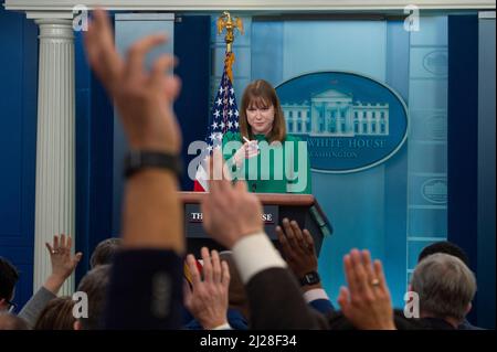 Washington, Stati Uniti d'America. 30th Mar 2022. Il direttore della Casa Bianca delle Comunicazioni Kate Bedingfield risponde alle domande dei giornalisti durante un briefing alla Casa Bianca di Washington, DC, mercoledì 30 marzo 2022. Credit: Rod Lammey/Pool/Sipa USA Credit: Sipa USA/Alamy Live News Foto Stock