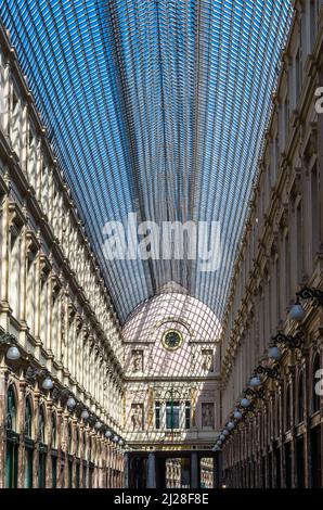 BRUXELLES, BELGIO - 21 AGOSTO 2013: Le Gallerie reali di Saint-Hubert, gallerie commerciali nel centro di Bruxelles, Belgio, progettate dall'architetto Jean-Pierr Foto Stock