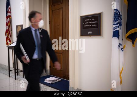 Washington, Stati Uniti. 30th Mar 2022. Una persona cammina presso l'Ufficio del Grande Distretto Congressionale dell'Alaska, in precedenza appartenente al Rappresentante Don Young (R-AK) che recentemente è passato, presso il Campidoglio degli Stati Uniti a Washington, DC, mercoledì 30 marzo 2022. (Graeme Sloan/Sipa USA) Credit: Sipa USA/Alamy Live News Foto Stock