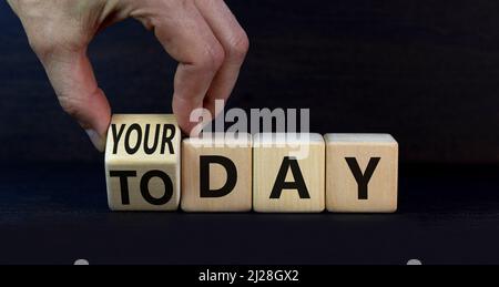 Oggi è il tuo simbolo del giorno. L'uomo d'affari trasforma il cubo di legno e cambia le parole di concetto oggi al vostro giorno. Bellissimo sfondo grigio, spazio di copia. Autobus Foto Stock