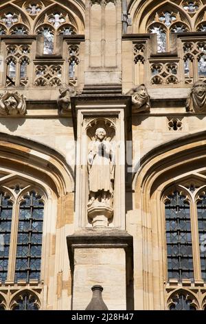 Statua in pietra intagliata, Cappella di San Giorgio, residenza reale sovrana britannica. Windsor Castle, Windsor, Berkshire, Inghilterra, Regno Unito Foto Stock