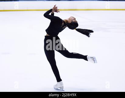 Vedere il suo skate è credere nella magia. Scatto di una giovane figura femminile pattinare in un'arena sportiva. Foto Stock