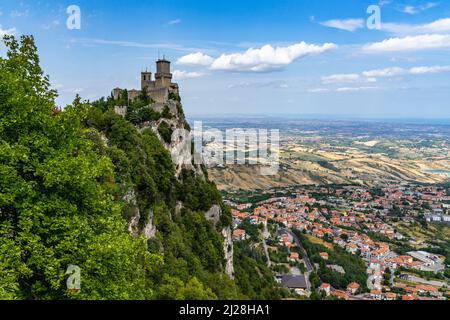 Panoramica panoramica panoramica dei paesaggi e della torre Guaita della Repubblica di San Marino Foto Stock