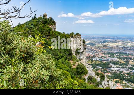 Panoramica panoramica panoramica dei paesaggi e della torre Guaita della Repubblica di San Marino Foto Stock